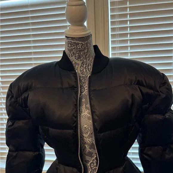 Dolce & Gabbana Black Puffer Jacket that’s cinched in the waist. Size 40 - Picture 7 of 8